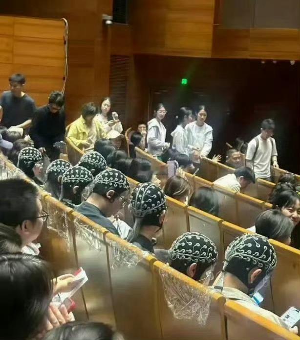 北大学堂上的一幕，不得不说，惊呆了