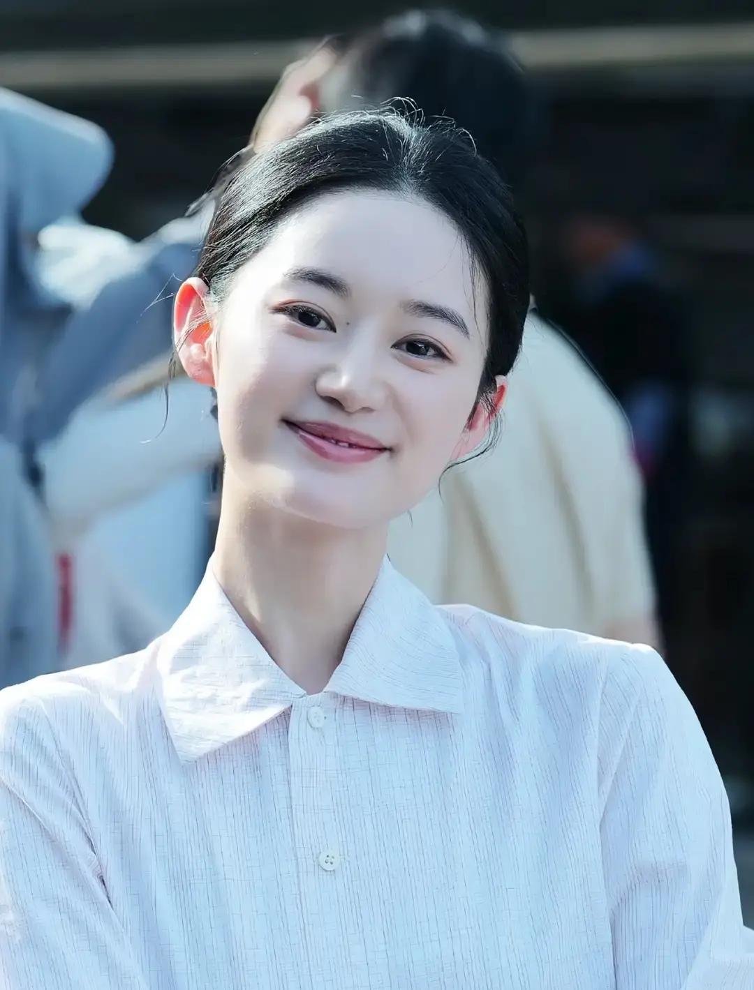 郭晓婷没冲成顶流，我一点不意外。这姑娘天生松弛感拉满，说话像没打草稿。录