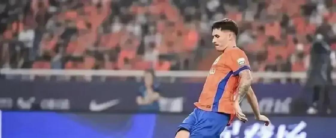 踢6分钟锁死2年工资！山东泰山被外援洛佩斯拿捏。合同里藏了个小机关：只要出