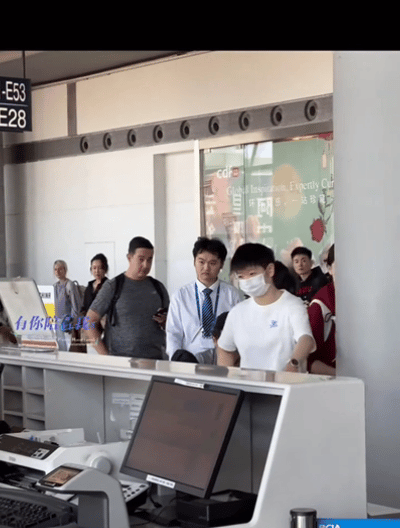 莎莎和楚钦办理了升舱，面对长途的飞行，还有压力巨大的比赛，这个选择是对的，放轻