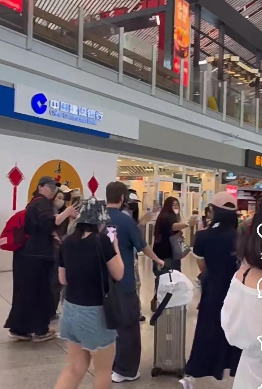 王曼昱被挤的没路走了。今天王曼昱从北京出发飞厦门，看到是她一个人出发的，到了机