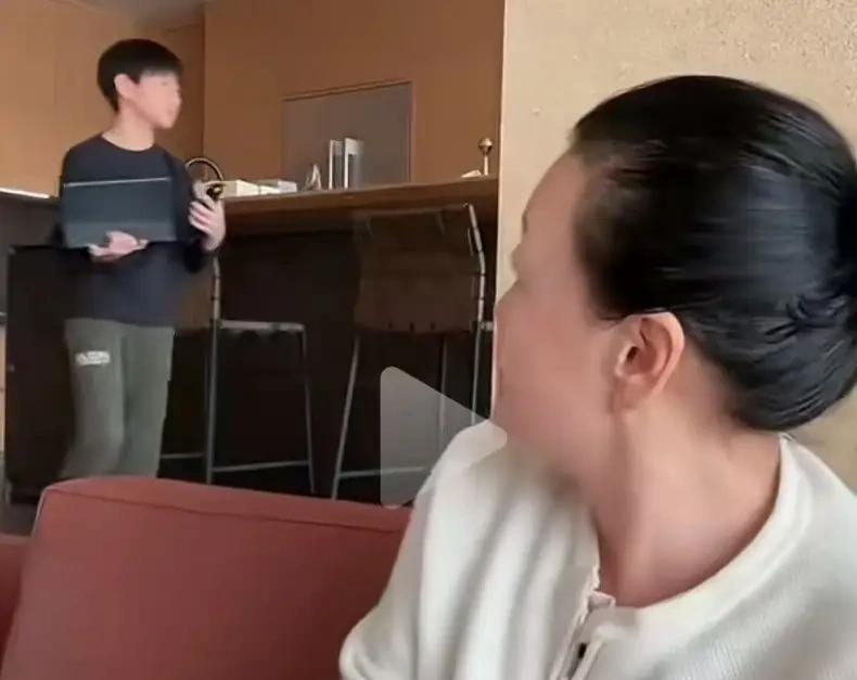 汪小菲儿子小霖霖调皮捣蛋，张兰直播时在奶奶身后走来走去，一不小心就入镜了，吓得奶