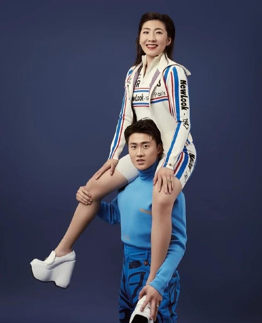 世界冠军在家耍赖不洗袜子，她老公一句话全网笑疯。比赛时摔断左腿前十字韧带，打钢