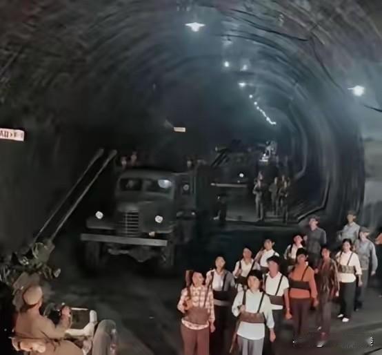 中国的备战备荒已经做到了让外人觉得丧心病狂的地步。当西方分析师对着卫星地图反