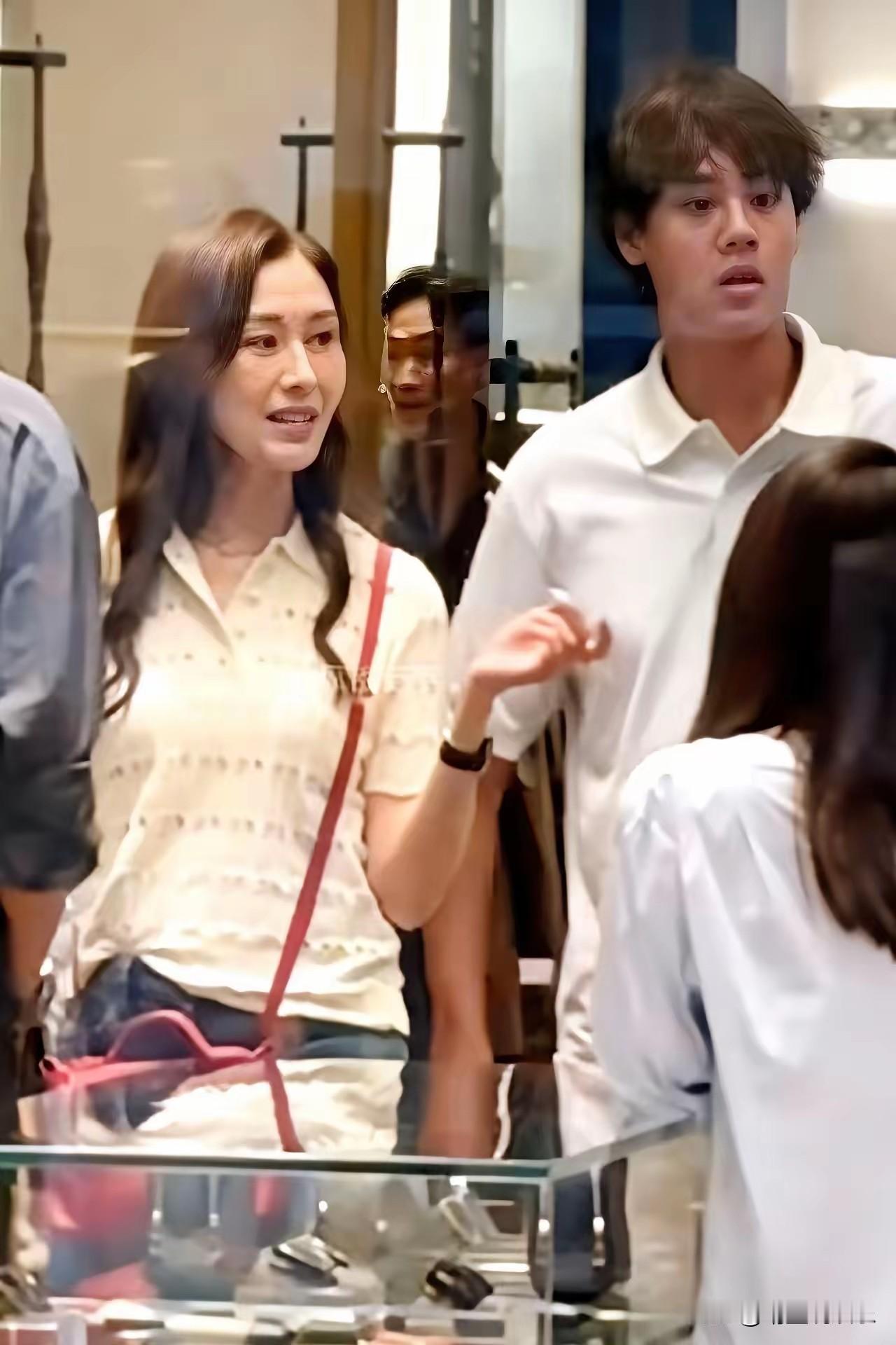 之前很多人说李嘉欣儿子长得丑，谁知道才短短两年他立马来了个“基因突变”，不仅变得