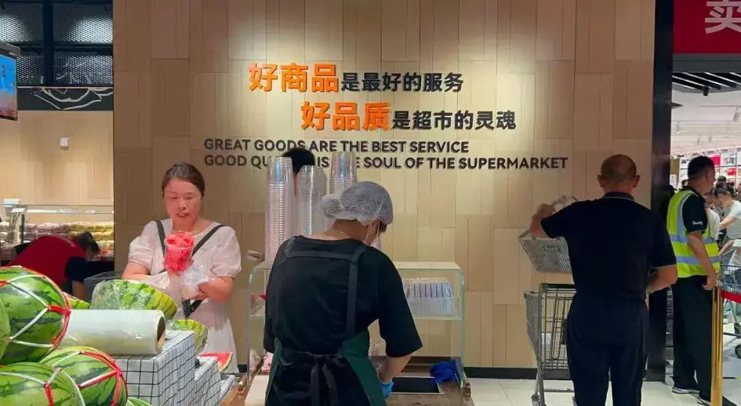 房东把降租合同都拟好了，可抬头一看，胖东来已经退群了。声明就一句话：不租了。房东