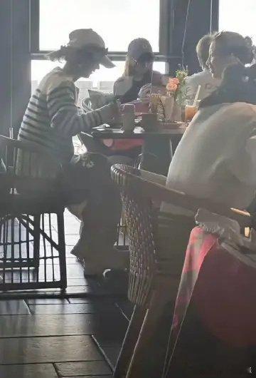 全上海都在偶遇赵丽颖赵丽颖的从容状态令人赞叹，从旁观者视角观察，赵女士的精神面貌