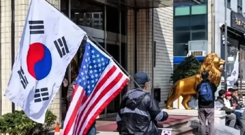 棒子突然搞起了大规模反华游行。在韩中国人发现，棒子们像吃了兴奋剂，大规模搞反华