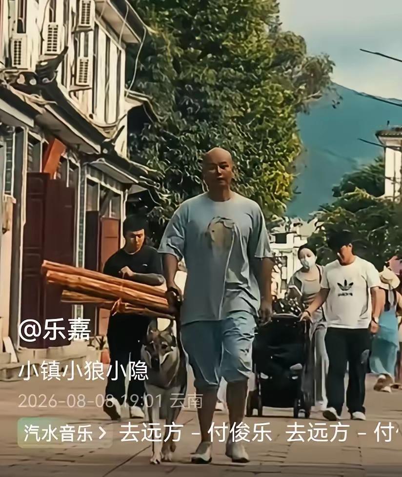 【乐嘉与孟非】乐嘉在云南昭通一个古镇上开了一个咖啡馆，：一人、一狼、一小隐。