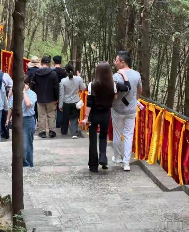 汪小菲国庆带马筱梅红螺寺踏秋！亲手抱娃聚餐，一家三口低调逛景区​​​