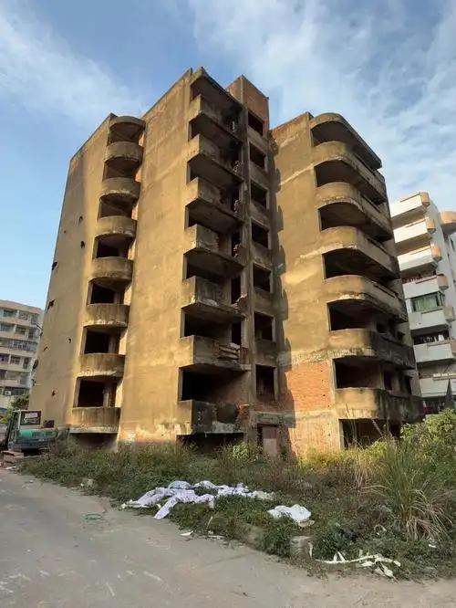 许多人好奇，为何烂尾楼不能由其他开发商接手继续开发。实际上，烂尾楼问题的根源在于