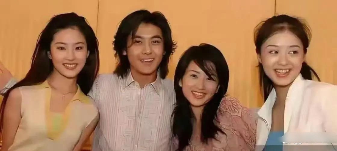 拍这些照片时才只有蒋欣19岁，刘亦菲15岁，简直是出水芙蓉，好美，中间那个女孩是