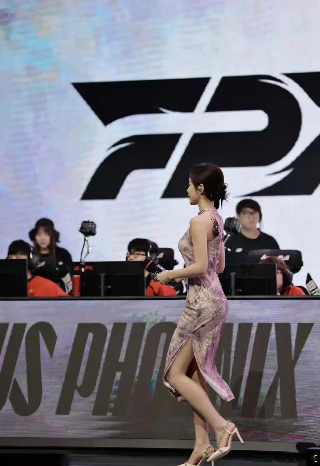 如题：为什么女生越来越多人开始穿旗袍了？​​​