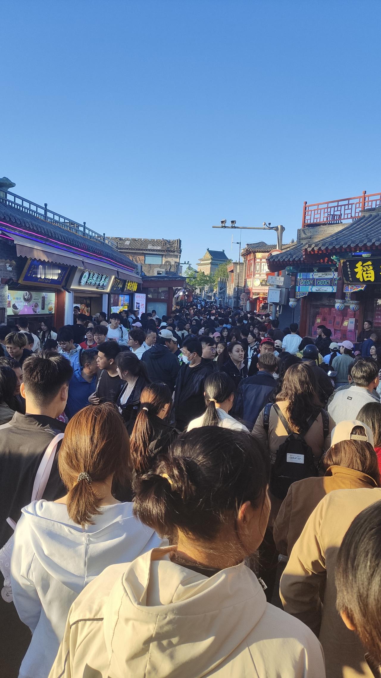 五一假期逛了一趟后海，我被这里的人气都快给吓懵了！都说北京后海是老北京的魂
