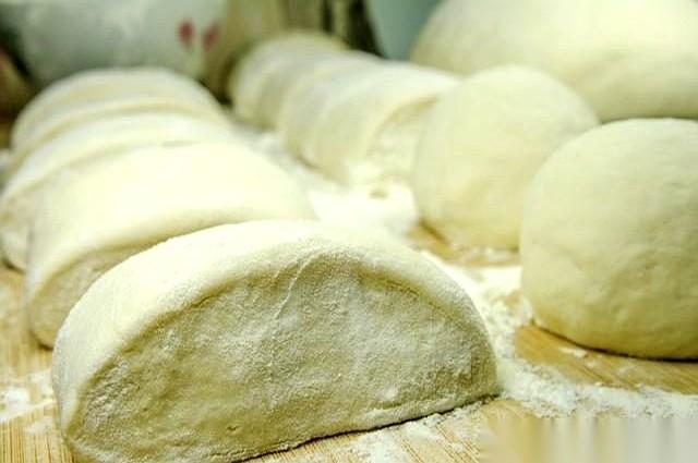 我前脚刚把那箱过期的牛奶拎给婆婆，后脚就听见厨房里传来了撕包装的声音。我过去一