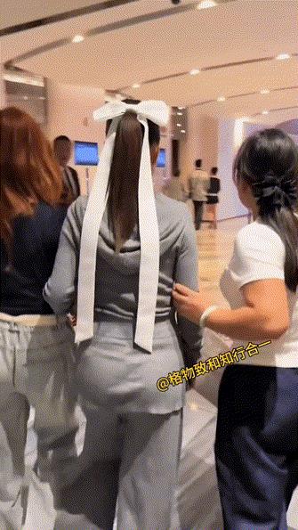 李小璐把自己打扮的像女儿，反而女儿小甜馨打扮的像妈妈。甜馨完全和贾乃亮一模一样了