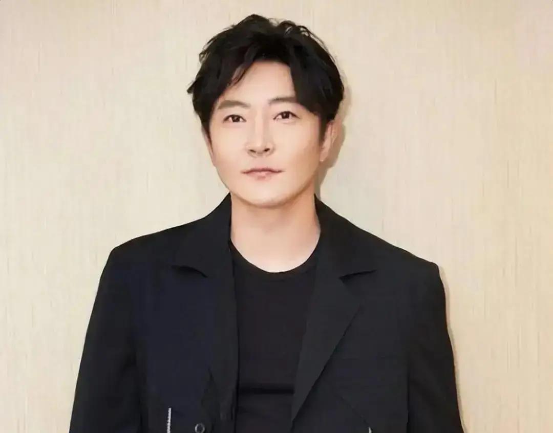 陆毅当年是“别人家女婿”模板，帅、红、嘴甜。丈母娘乐得合不拢嘴。可日子是过