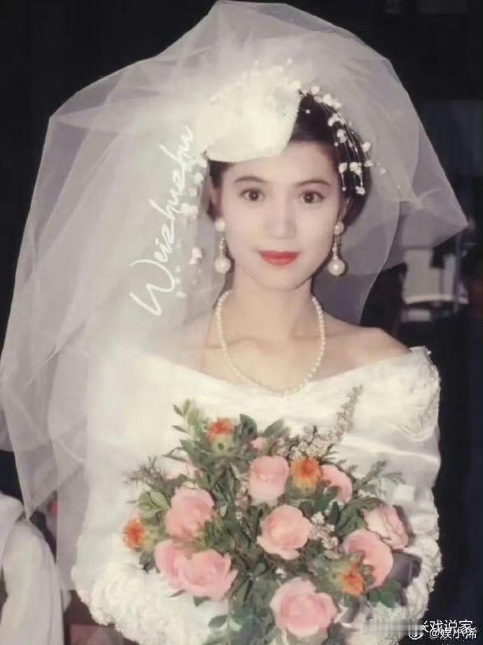 袁咏仪20年前的婚纱照，放到现在看也依旧美得让人心动​​​