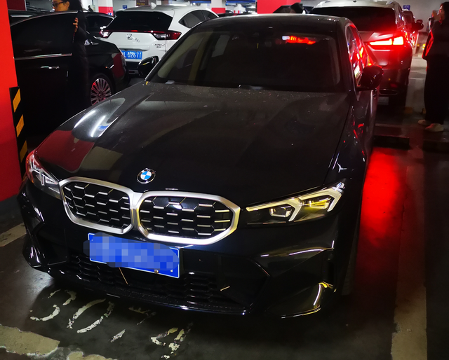 说一下325iL的提车三个月行驶4500公里感受目前存在的一些小问题：1.低