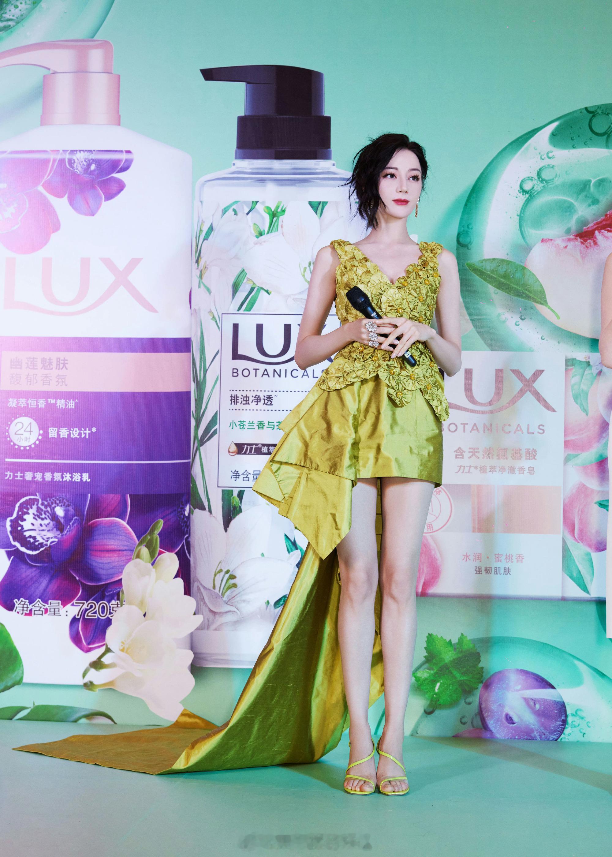 迪丽热巴活动甜美造型​​​
