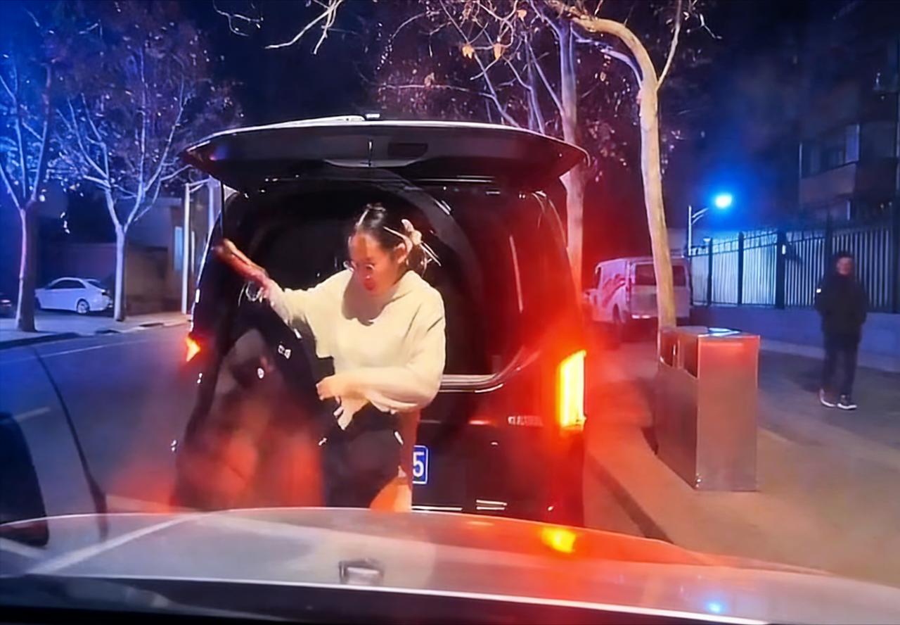 奔驰女车主路边换衣服，穿的不是羽绒服，而是一件公安大衣。这一幕被拍下发
