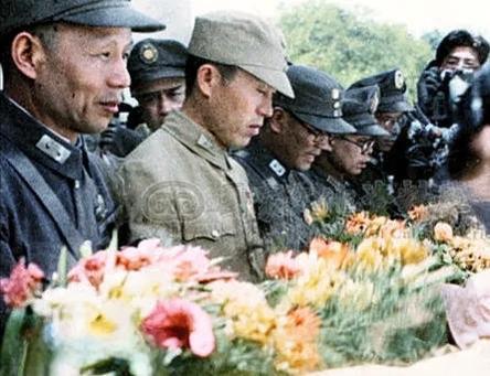 该组照片为1946年4月—6月东北保安副司令长官“郑洞国”带领国军驻守...