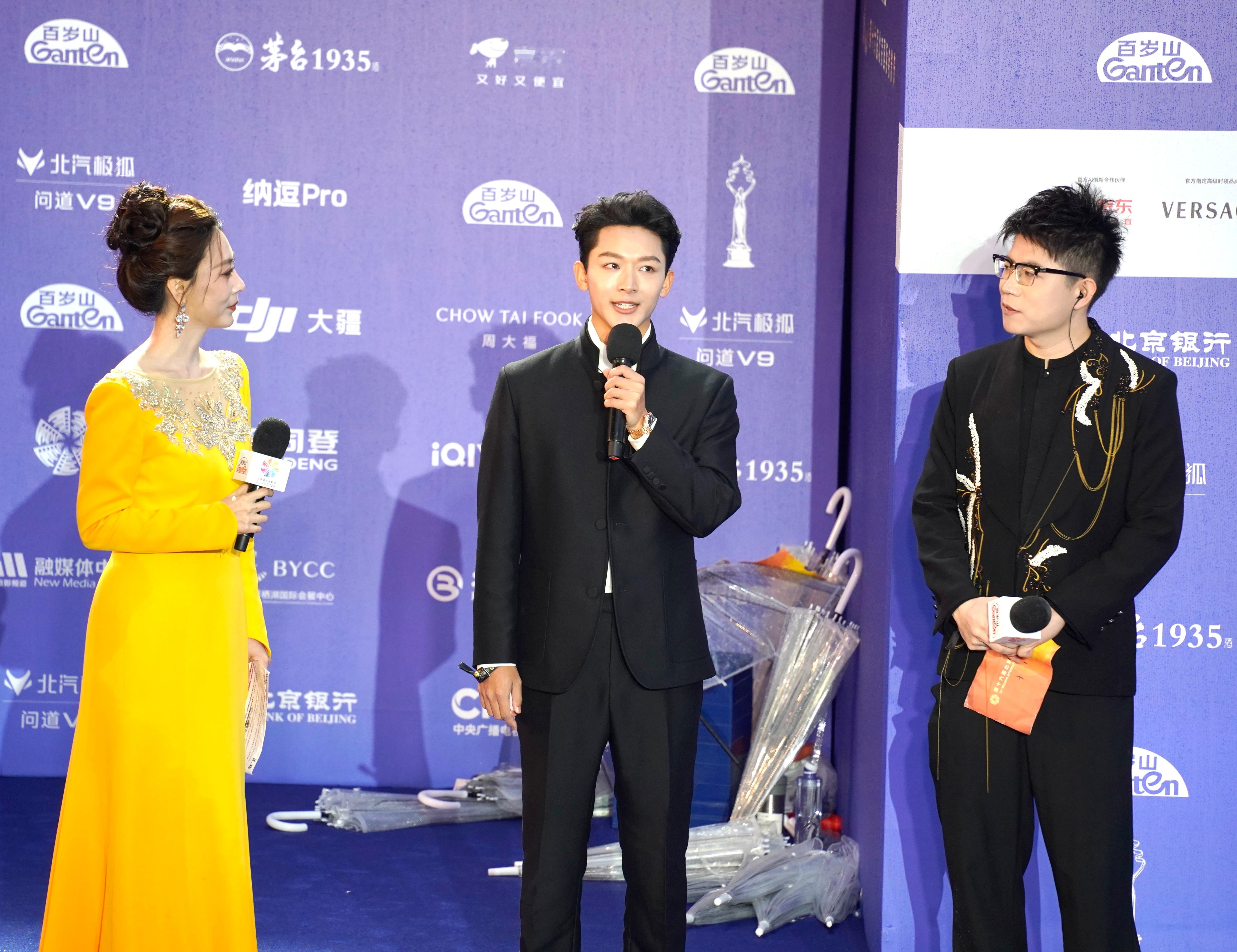 发一下北京国际电影节红毯拍的演员张晚意，谦逊有礼，作为当红明星很少有人能做到他