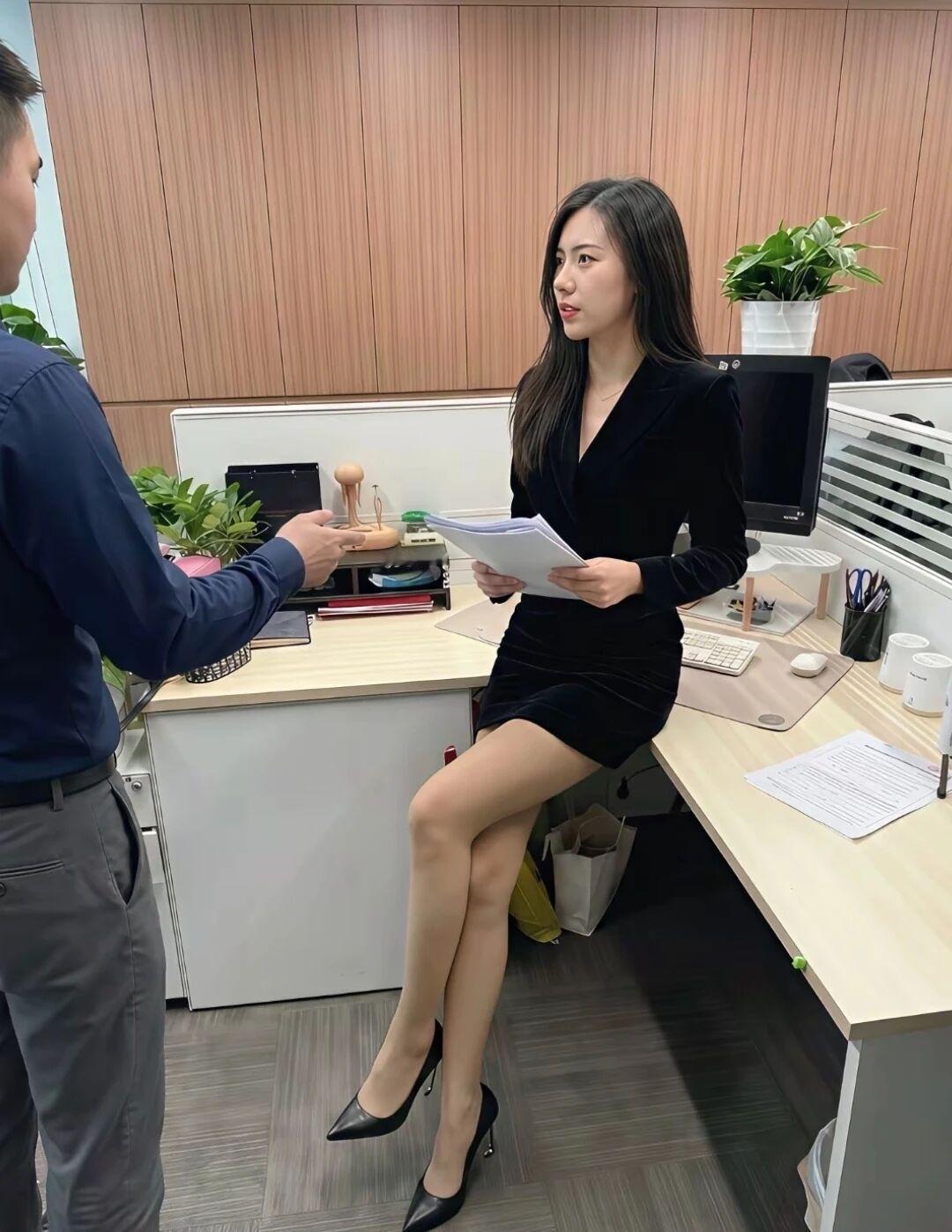 公司领导刚刚通知，放假在即，今天各部门人员加班到晚上八点下班，关好门窗水电在离开