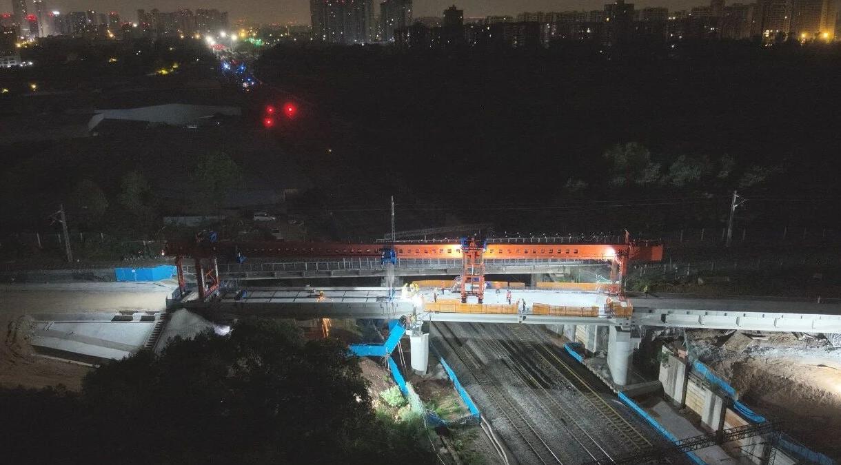 94.9吨的大家伙稳稳落下，成都人念叨了好几年的"火车北站普速外迁"，这次是真的