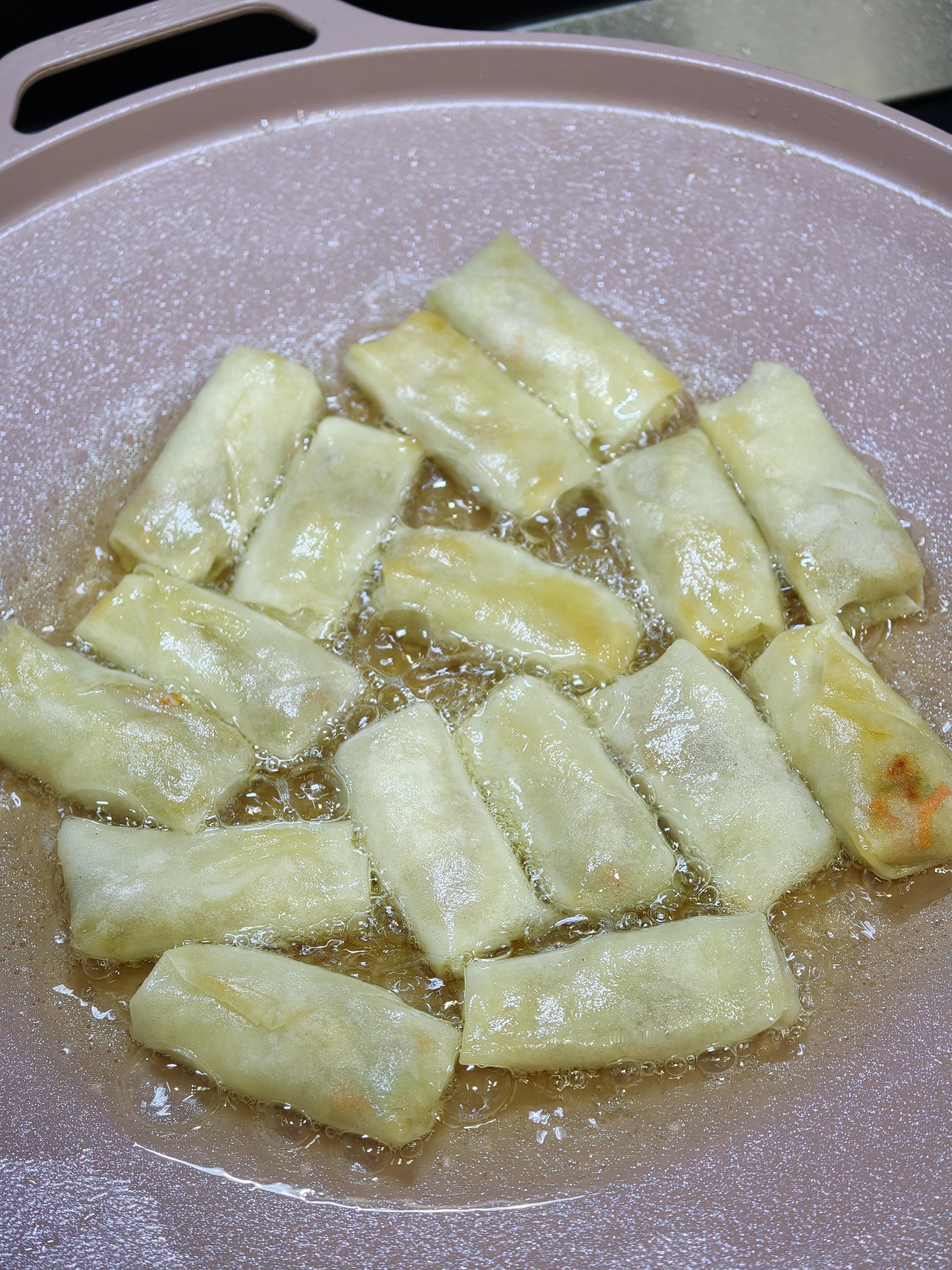 炸个春卷，制造点年味儿想着以前在姥姥家这时家里就开始炸货了，炸丸子，炸鱼，炸排叉