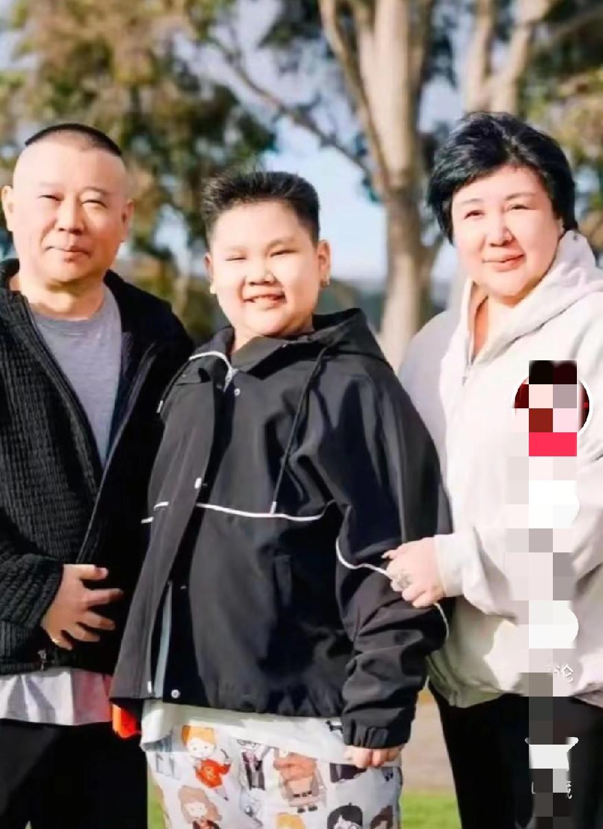 郭德纲一家澳洲度假，晒温馨合影，郭汾阳面相很凶，身材比爸妈还胖，大家目光全被