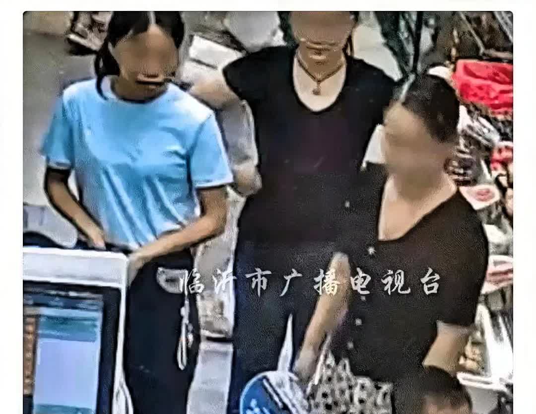太过分了！湖南，妈妈带着两个孩子去水果店买水果，看到剥好的榴莲，就给俩孩子一人拿