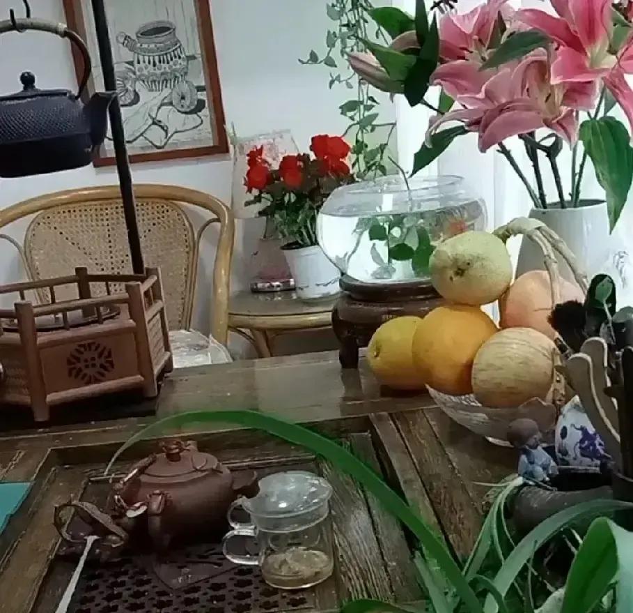 储教授昨晚把大娘拉进直播间，俩人对着“二八事件”聊了三小时。大娘说老师手里有录