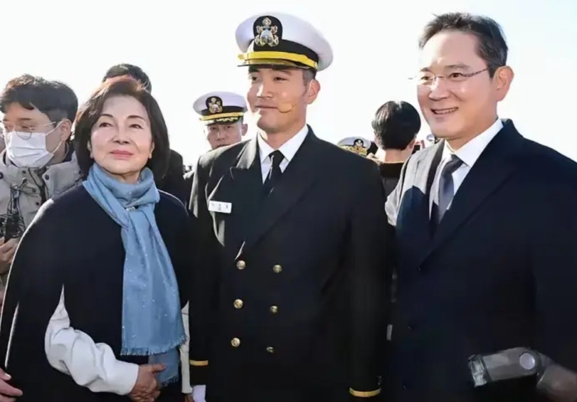 三星帝国的第四代主人李智昊，在军队里一个小小的授衔仪式。不仅老爸老妈来了，奶