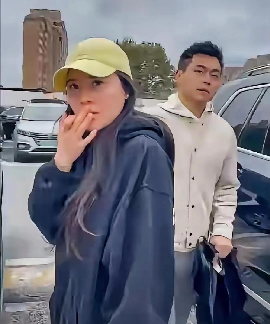 给大家看看这俩人的嘴脸！此小三还是乘务长呢，男主居然还是律师，看着都别扭。现