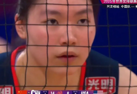【中国女排进攻思路待优化】中国女排逆转战胜美国队，三名主攻联手贡献48分，四名