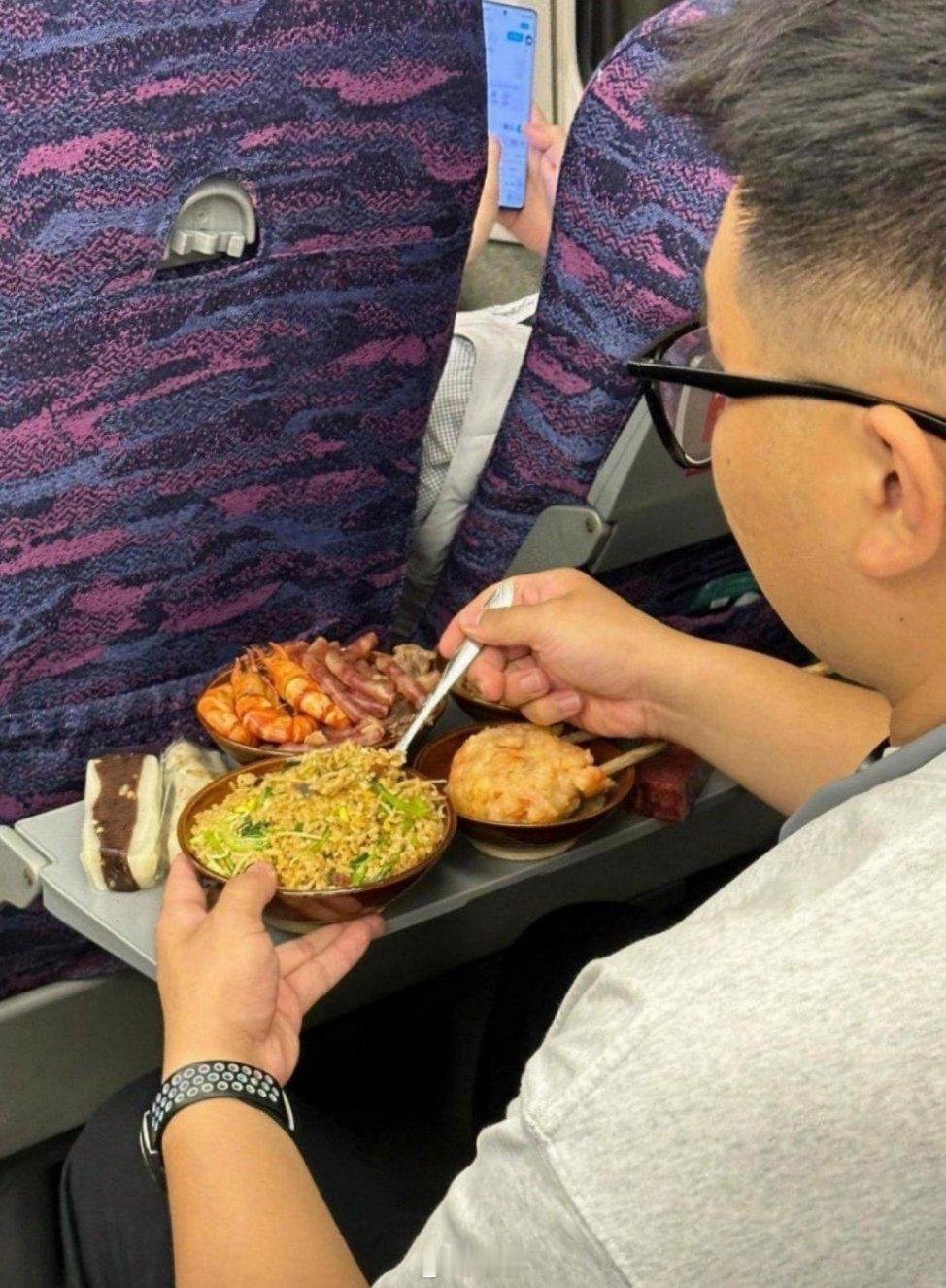 这是怎么带上车的，这可是高铁啊