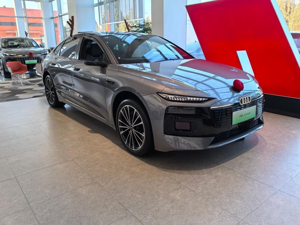 奥迪A6Letron看了实车比图片好看因为轿车比较低看着不厚前排座姿比