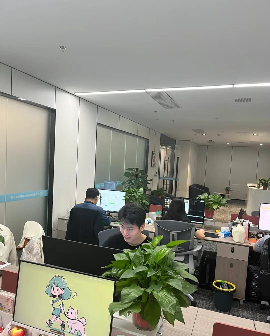 不怕你们笑话,我可能精神出轨了。办公室新来的帅小伙,完全长在我的审美点上。白
