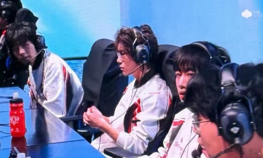 辛苦我宝宝还要专门探个身子给双宝宝眼神