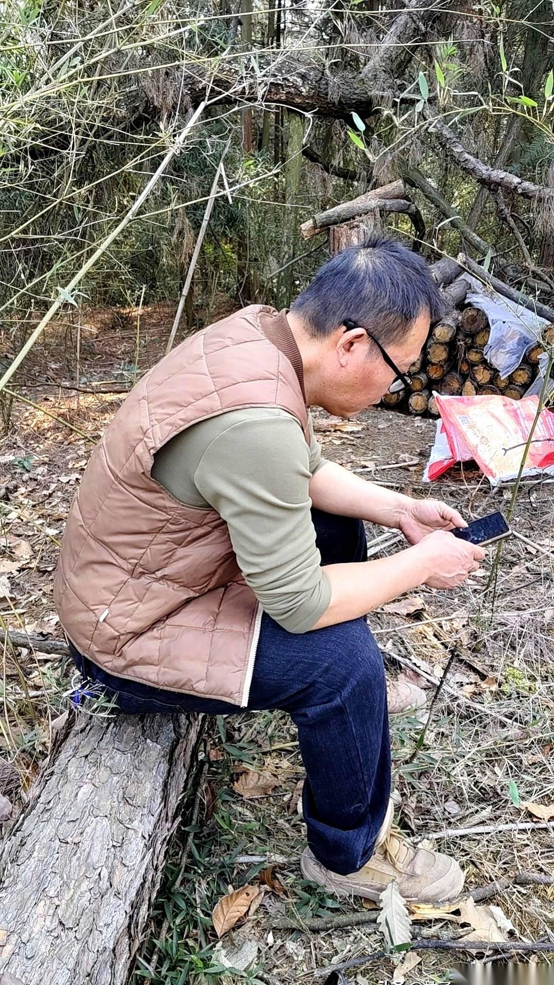 晚上去小区楼下溜达一圈，仔细观察那些并排散步的老夫老妻，你会发现一个极其“邪门”