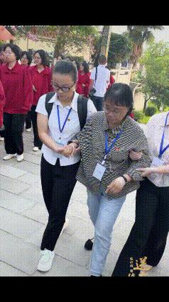 致敬！6月7日，云南华坪，高考首日，张桂梅校长再次送考，这是她连续第15次送考了