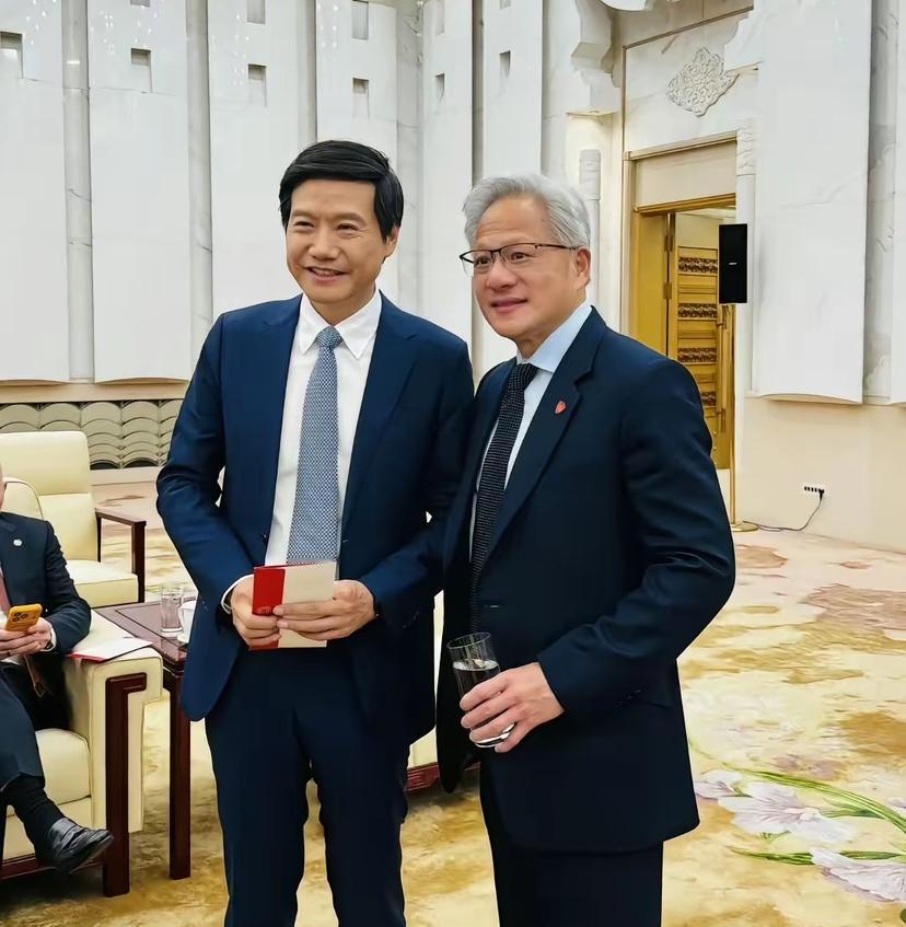 做人难，做雷军更难，想和大佬合影的雷军更是难上加难，雷军和老黄这合影，如果光看后