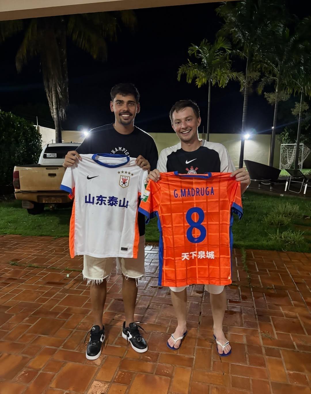 山东泰山队宣传大使！近日，巴西一位市长享了自己与马德鲁加等人一起踢球并过圣诞的