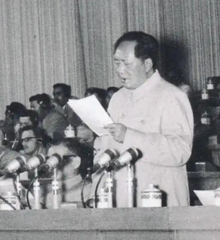 为什么毛主席要支持砸烂公检法？文革时期“砸烂公检法”错误口号从何而来，当年法
