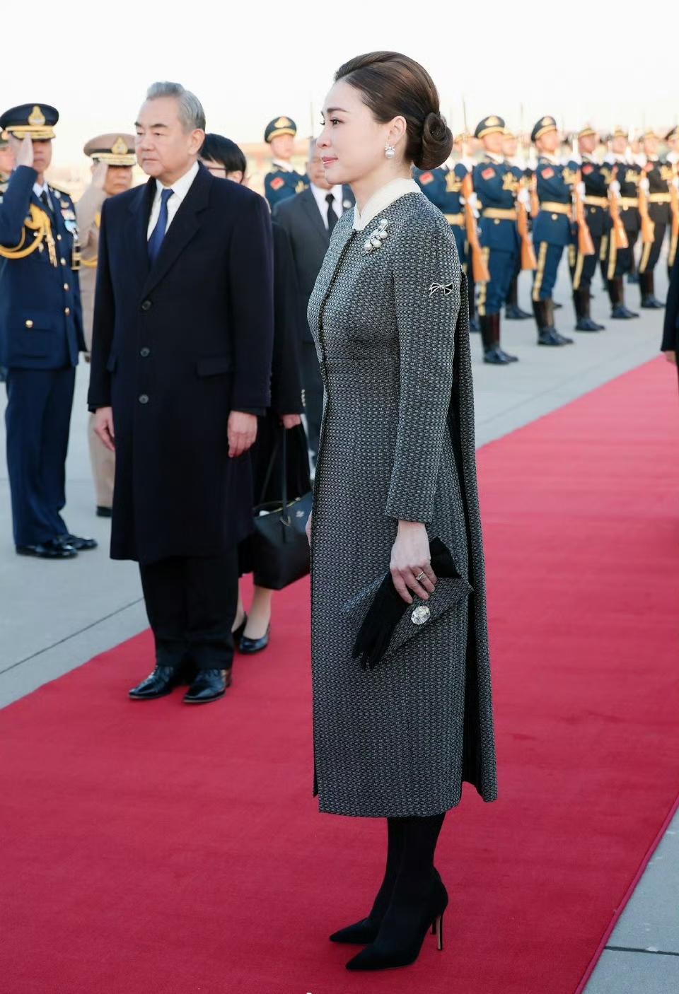 泰王后在红地毯上站定的瞬间，将“东方贵气”展现得淋漓尽致……她身着千鸟格纹灰