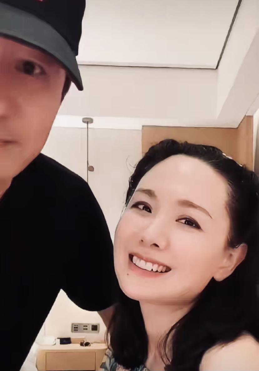程莉莎怪不得这么幸福，这小嘴没有那个男人能够受得了！本来程莉莎在直播和粉丝们