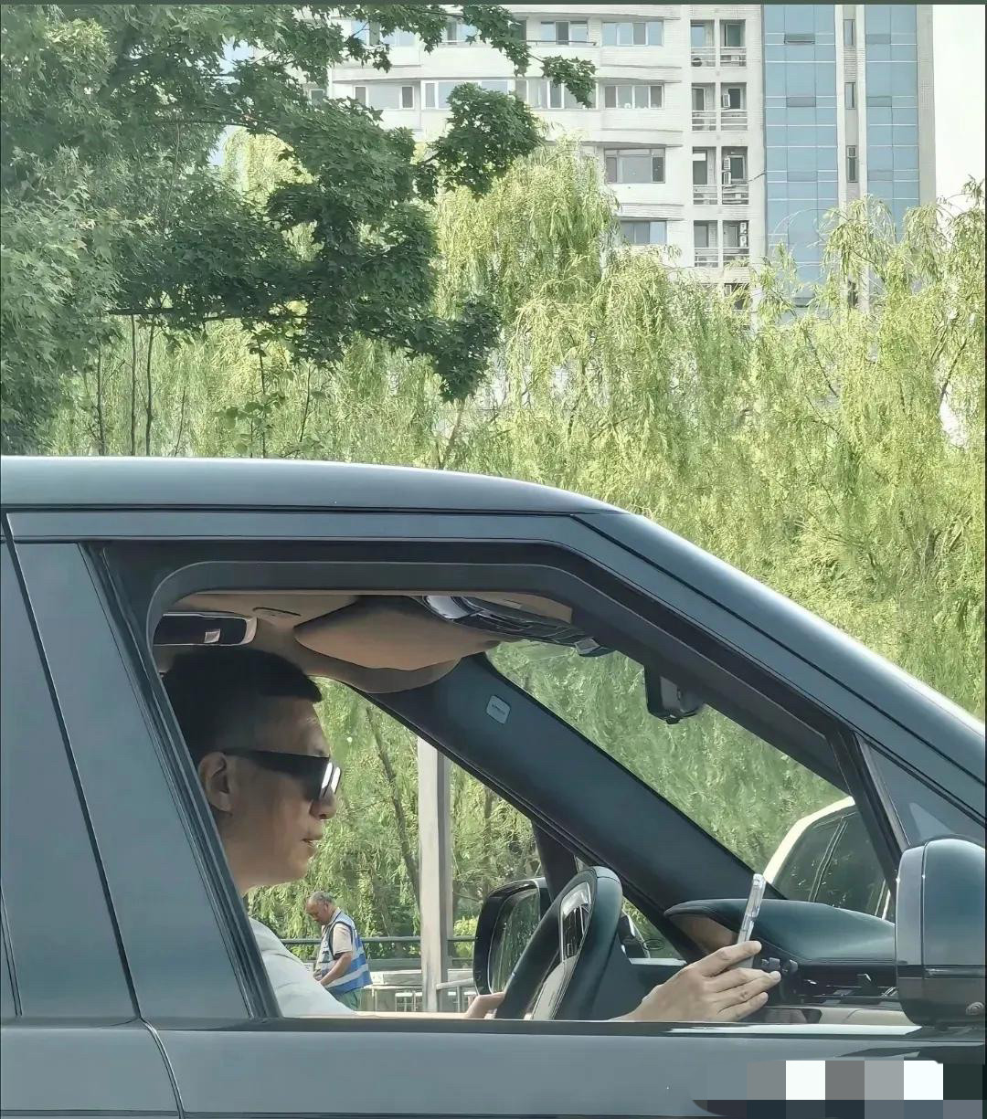 网友拍到孙红雷，一边开车一边看手机，车是第五代路虎揽胜，价值300多万。作为不算