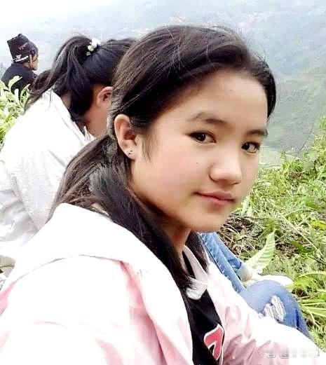 云南有个小女孩，一岁时妈妈就去世了，爸爸后来也坐了牢，她八岁起就独自生活。那时
