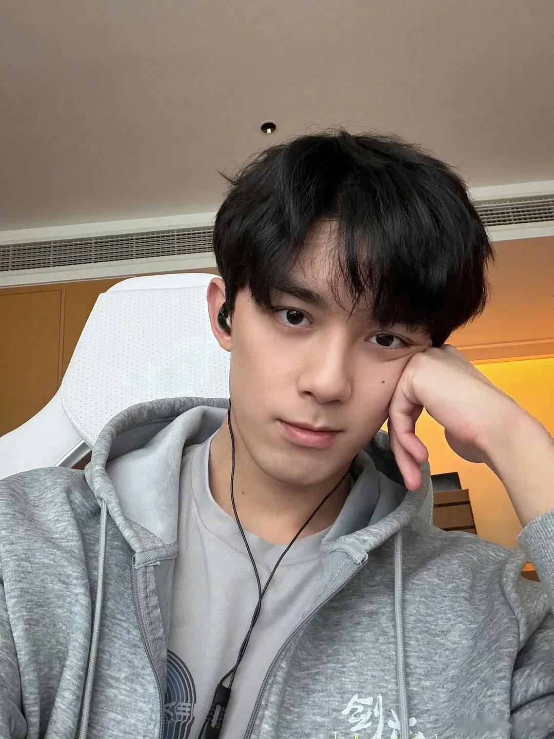 吴磊久违的自拍营业有点回到黎簇时期的感觉